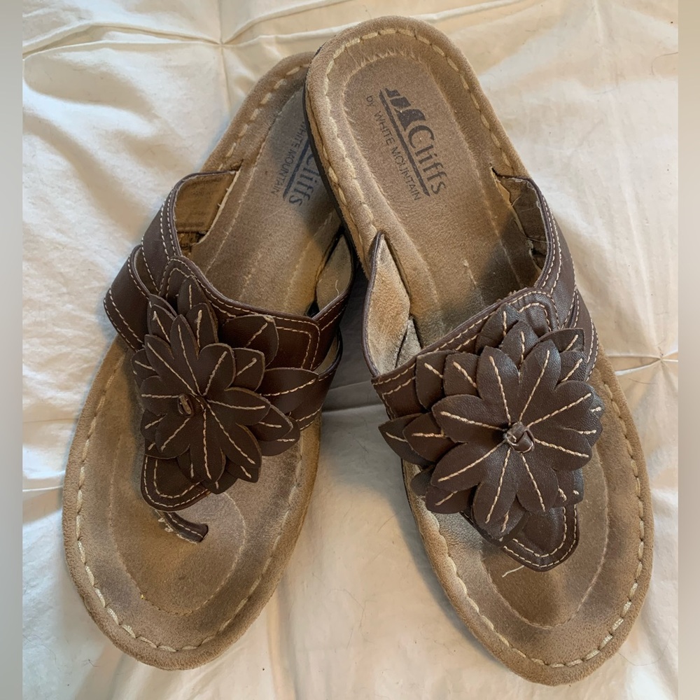 NWOT, brown sandals with flower detail, size 9